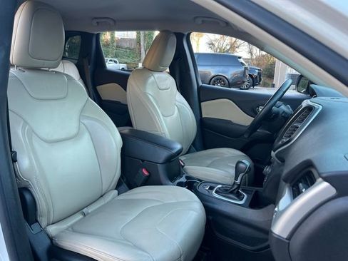 Used 2017 Jeep Cherokee Limited image 30