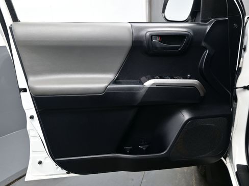 Used 2021 Toyota Tacoma SR5 AWD/4WD image 9