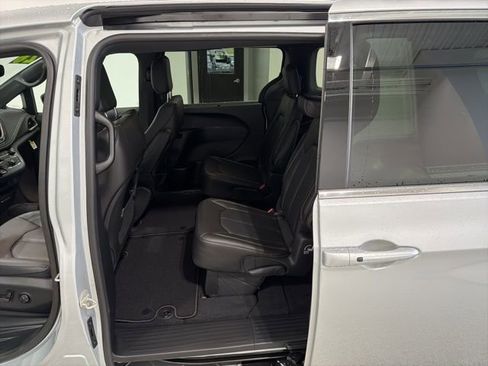 New 2026 Chrysler Pacifica Select image 13