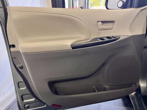 Used 2012 Toyota Sienna LE image 15