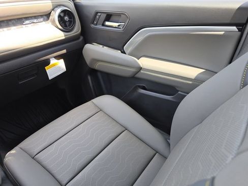 New 2026 Chevrolet Colorado ZR2 w/ Technology Package AWD/4WD image 19