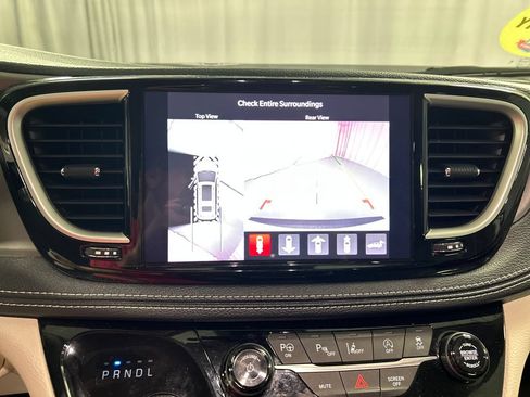 Used 2024 Chrysler Pacifica Touring-L w/ Uconnect Theater Family Group FWD image 18