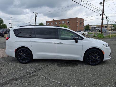 Used 2025 Chrysler Pacifica Limited FWD image 7