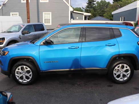 Used 2024 Jeep Compass Latitude AWD/4WD image 2