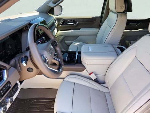 Used 2025 GMC Yukon XL Denali AWD/4WD image 12
