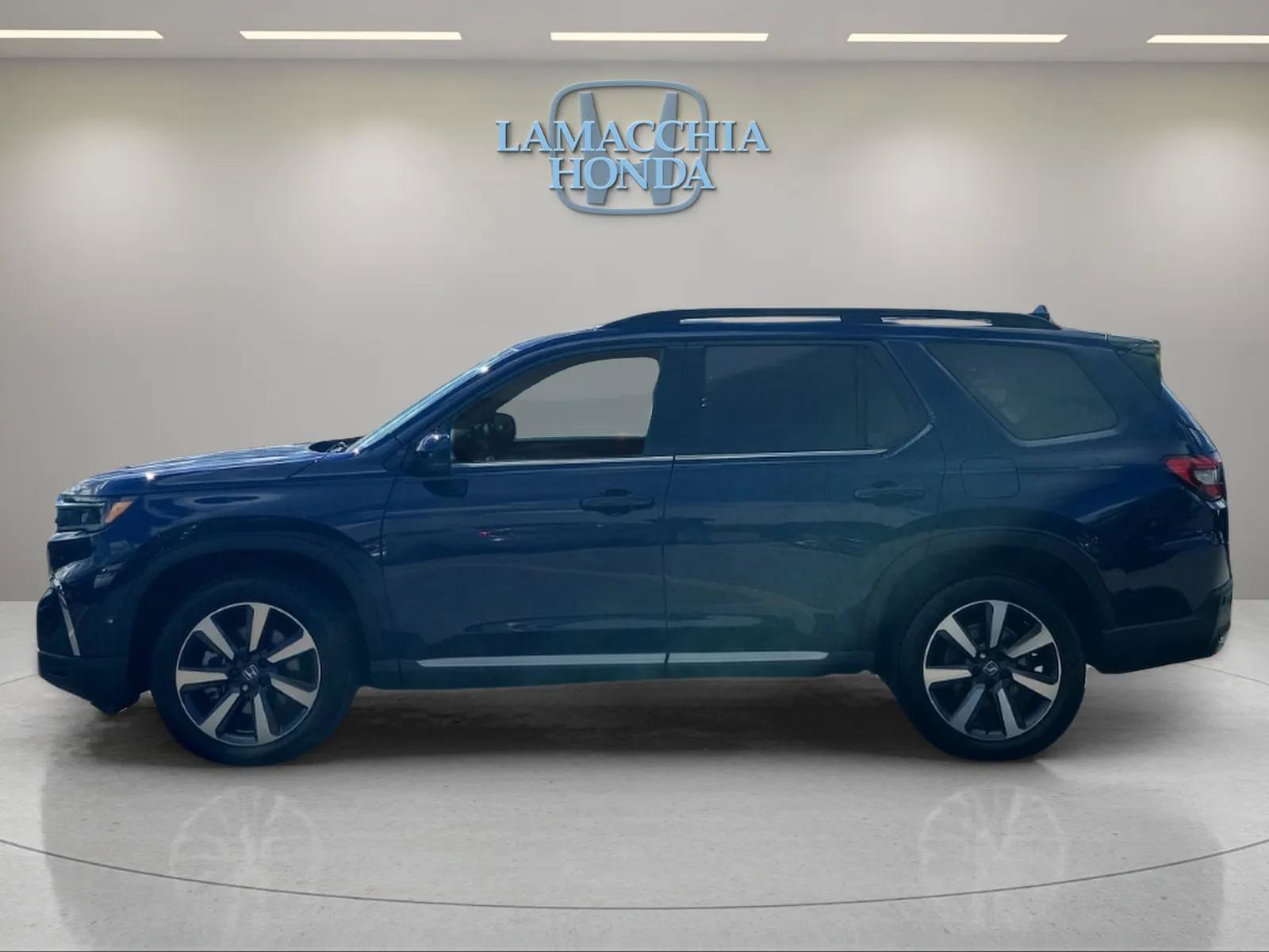 Used 2025 Honda Pilot Touring image 2