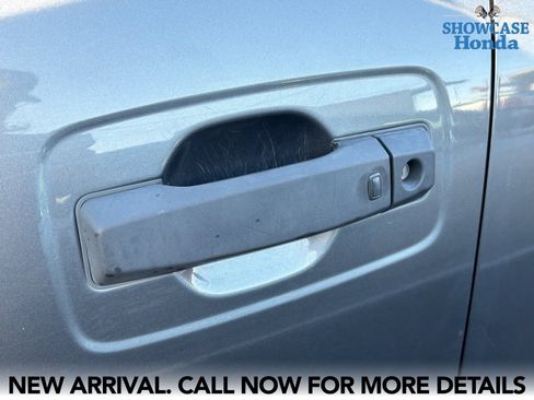 Used 2019 Nissan Titan SV w/ SV Convenience Package image 10