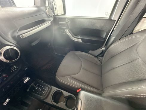 Used 2017 Jeep Wrangler Sahara w/ Connectivity Group AWD/4WD image 11