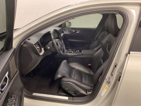 Used 2021 Volvo S60 T8 Inscription image 8