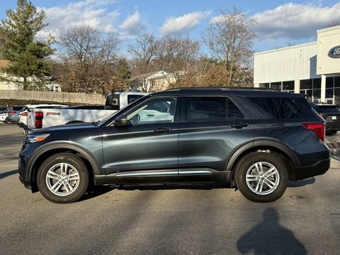 Used 2022 Ford Explorer XLT w/ Equipment Group 202A image 8