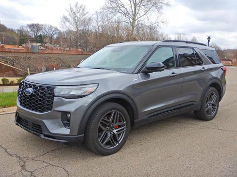 Used 2025 Ford Explorer ST-Line w/ ST-Line Street Pack image 1