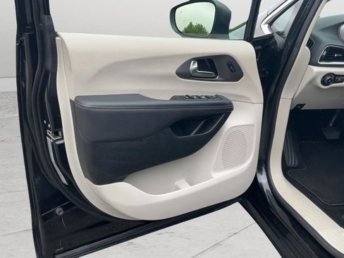 Used 2023 Chrysler Pacifica Touring-L FWD image 11