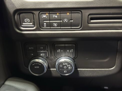 Used 2023 GMC Yukon SLT w/ SLT Premium Package image 34