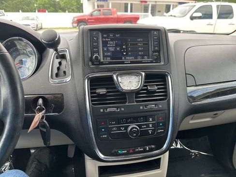 Used 2013 Chrysler Town & Country Touring FWD image 18