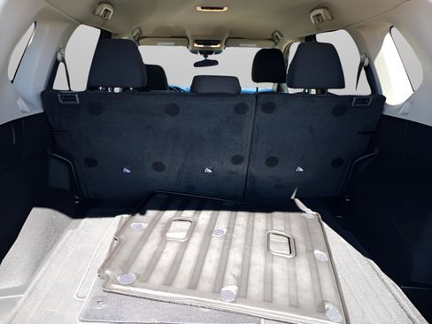 Used 2024 Nissan Rogue SV image 39