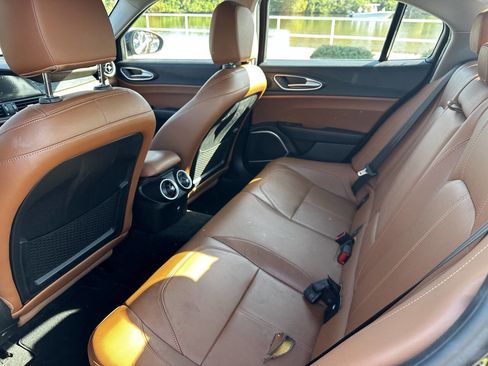 Used 2019 Alfa Romeo Giulia AWD image 12