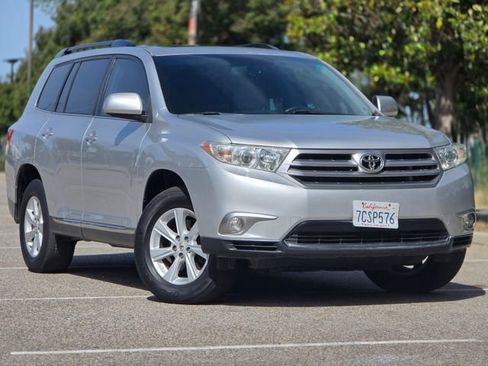 Used 2011 Toyota Highlander SE image 2