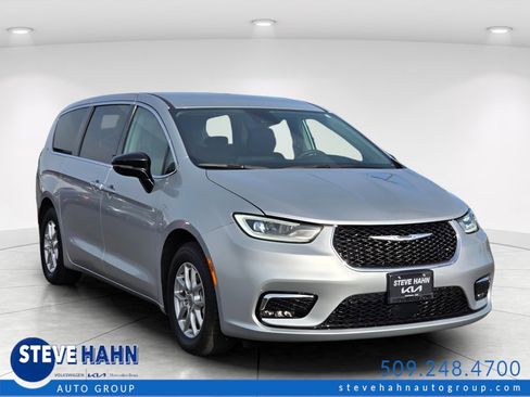 Used 2024 Chrysler Pacifica Touring-L FWD image 1