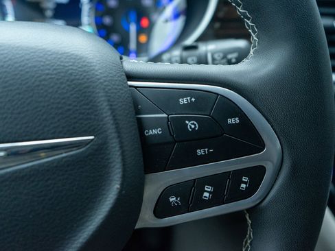 Used 2023 Chrysler Pacifica Limited image 24