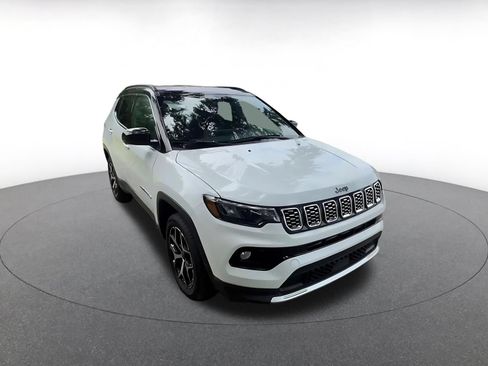 Used 2025 Jeep Compass Limited AWD/4WD image 3
