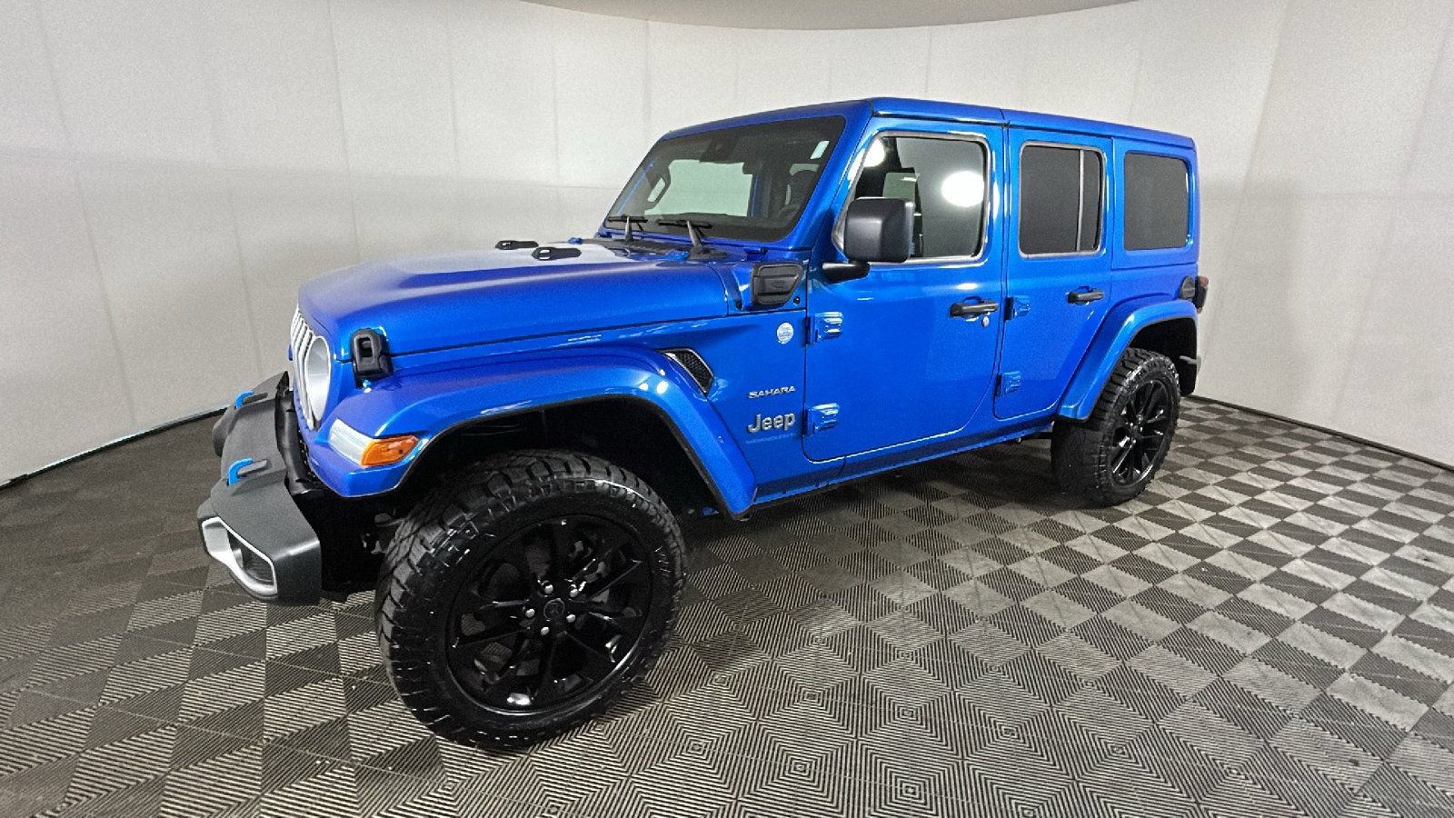 Used 2024 Jeep Wrangler Unlimited Sahara AWD/4WD image 8