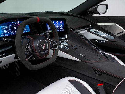 Used 2023 Chevrolet Corvette Stingray Premium Conv w/ Z51 Performance Package RWD image 5