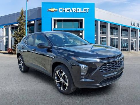 Used 2024 Chevrolet Trax RS w/ Driver Confidence Package FWD image 1
