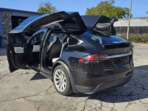 Used 2018 Tesla Model X 75D image 13