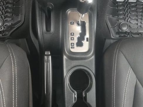 Used 2018 Jeep Wrangler Unlimited Sahara AWD/4WD image 33