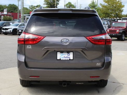 Used 2020 Toyota Sienna XLE AWD/4WD image 4