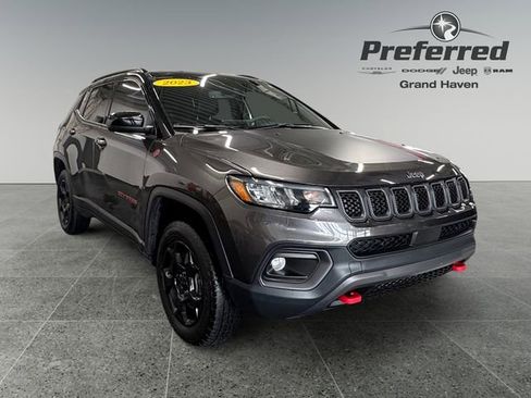 Used 2023 Jeep Compass Trailhawk w/ Trailhawk Convenience Group AWD/4WD image 1