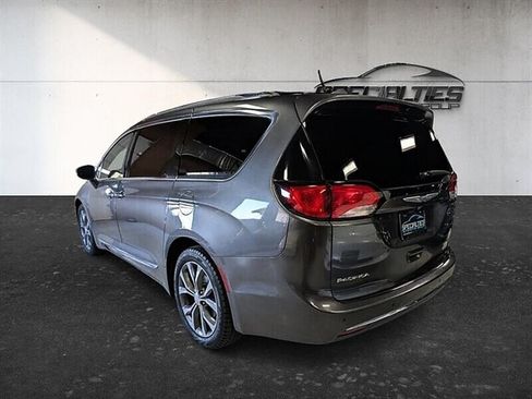 Used 2017 Chrysler Pacifica Limited w/ UConnect Theater Package FWD image 7