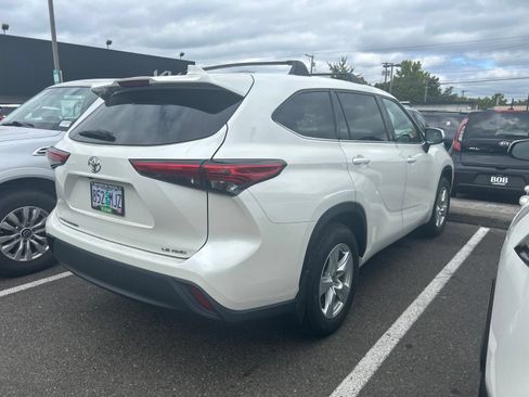 Used 2020 Toyota Highlander LE AWD/4WD image 3