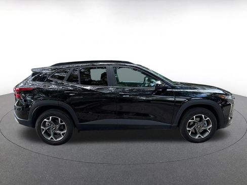 Used 2025 Chevrolet Trax LT w/ LT Convenience Package FWD image 14