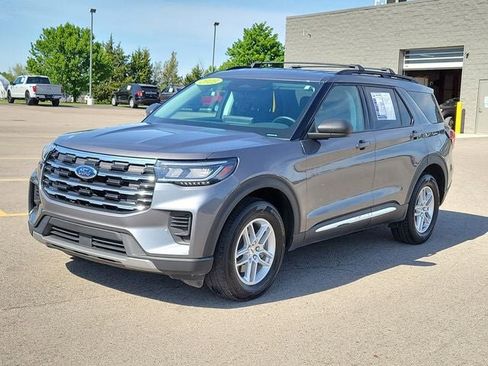Used 2025 Ford Explorer Active AWD/4WD image 2