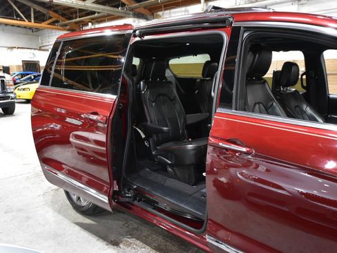 Used 2020 Chrysler Pacifica Limited FWD image 56