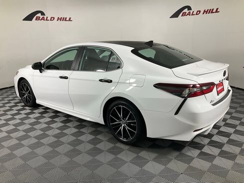 Used 2022 Toyota Camry SE image 4