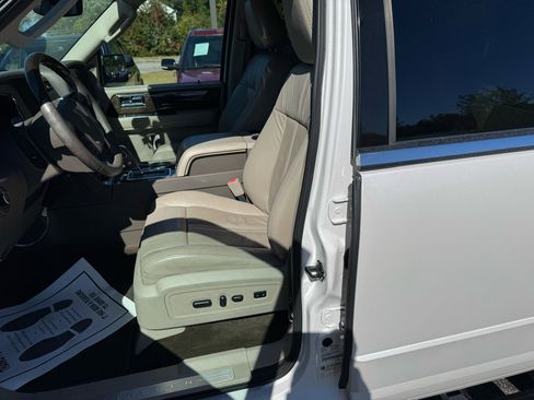 Used 2015 Lincoln Navigator 2WD image 11