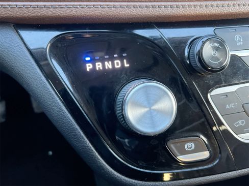 Used 2018 Chrysler Pacifica Limited w/ Tire & Wheel Group image 32