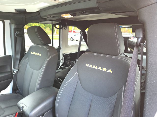 Used 2015 Jeep Wrangler Unlimited Sahara w/ Connectivity Group AWD/4WD image 17