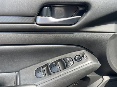 Used 2024 Nissan Altima 2.5 SV FWD image 13