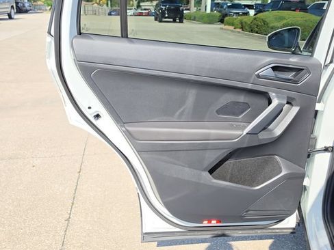 Used 2018 Volkswagen Tiguan SEL Premium AWD/4WD image 14