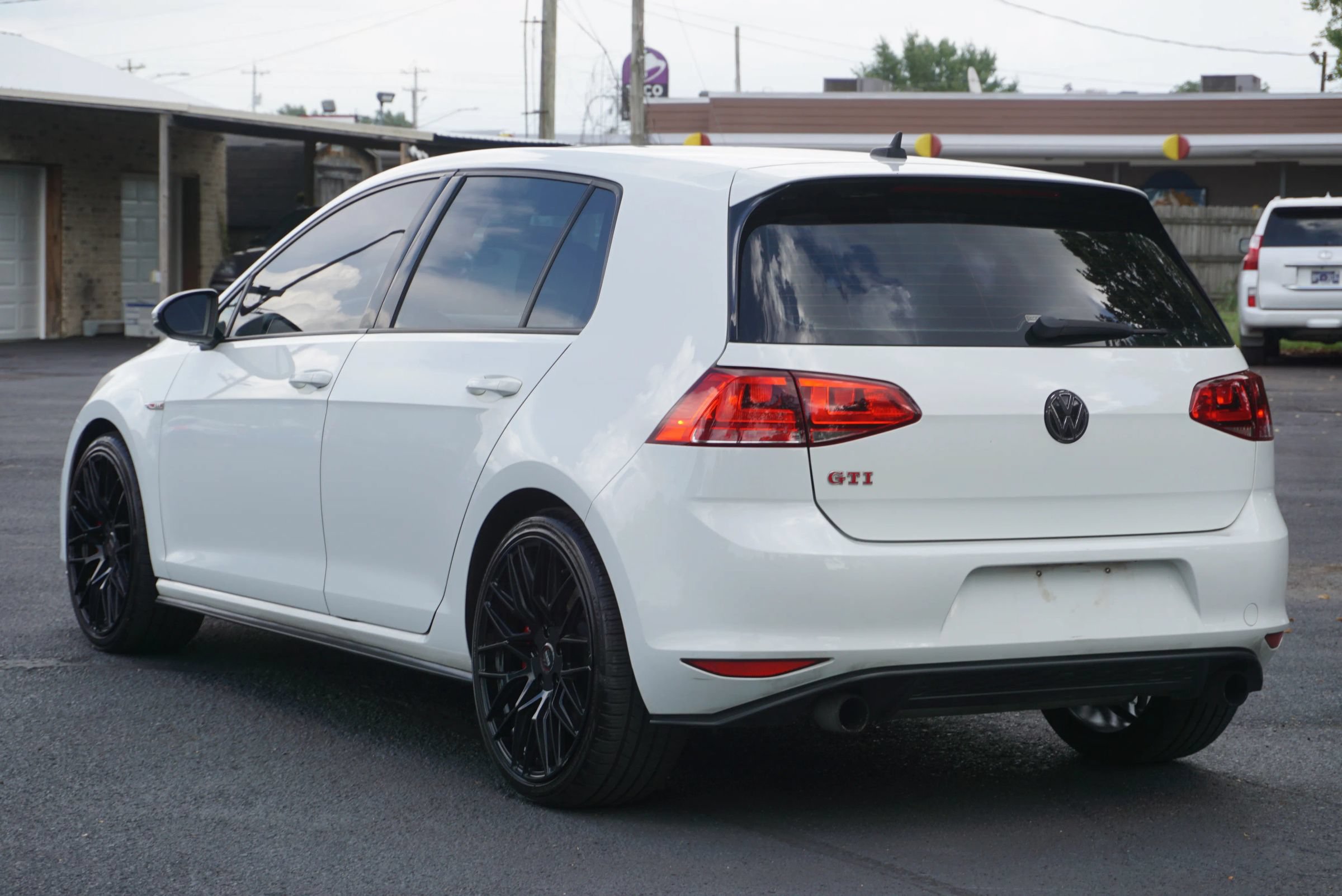 Used 2017 Volkswagen GTI SE FWD image 9