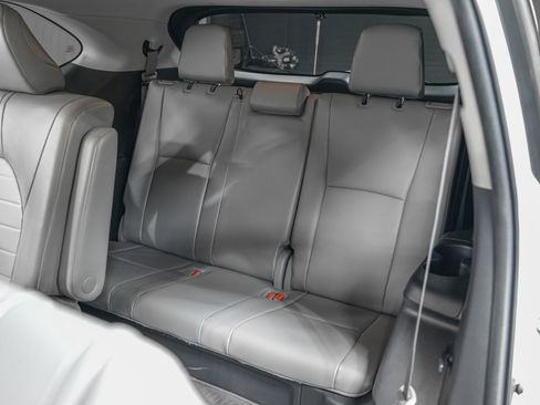 Used 2022 Toyota Highlander XLE image 28