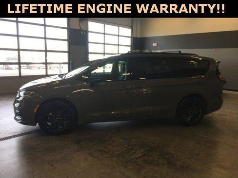 Certified 2025 Chrysler Pacifica Limited image 5