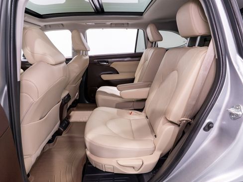 Used 2022 Toyota Highlander Platinum FWD image 32