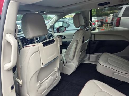 Used 2019 Chrysler Pacifica Limited w/ Advanced Safetytec Group FWD image 19