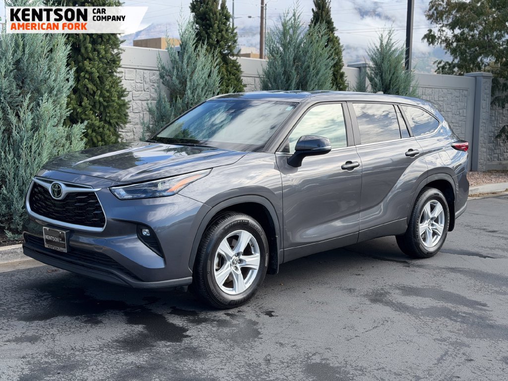 Used 2025 Toyota Highlander LE AWD/4WD image 3
