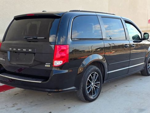 Used 2017 Dodge Grand Caravan GT image 3
