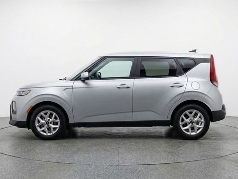Used 2025 Kia Soul LX w/ LX Technology Package image 5